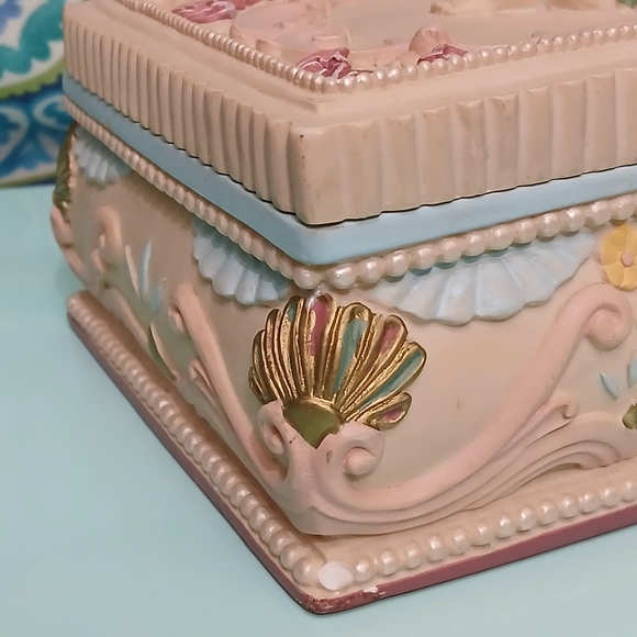 Vintage Sculpted Resin Jewelry Box With Cherub Design - Picture 13 of 14